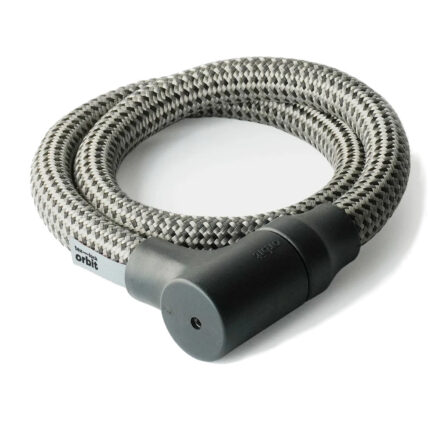 L'antivol à câble flexible avec noyau en acier Avec l'antivol à câble en textile, tu attaches ton vélo partout de manière particulièrement simple, rapide et sûre. Le tex-lock orbit ne se distingue pas seulement par son maniement ultra-rapide, mais aussi par son design élégant. Ce classique polyvalent se compose d'un câble high-tech avec un noyau en acier trempé et d'un corps de cadenas avec goupille de fermeture. Les différentes fibres high-tech du câble textile rendent l'antivol résistant aux scies, aux outils de coupe courants, au feu et aux rayures de peinture. Le corps robuste du cadenas résiste en outre aux attaques violentes de toutes sortes et fait du tex-lock orbit un cadenas de vélo particulièrement sûr contre le lockpicking. Caractéristiques de l'antivol à câble tex-lock orbit : Antivol vélo résistant au lock picking Verrouille le cadenas du vélo sans clé Protège ta peinture des rayures Nettement plus léger que les antivols de vélo de sécurité comparable Longueur pratique de 120 cm Verrouillage facile du cadenas sans clé Un seul geste et ton vélo est déjà à l'abri du vol : le corps de l'antivol spécialement conçu élève le design classique ainsi que la fonctionnalité de l'antivol à câble à un niveau supérieur. En effet, grâce à l'astucieux cylindre de fermeture tex-lock, tu n'as besoin de la clé que pour déverrouiller. Il suffit donc de cliquer dedans et c'est parti ! Lock picking antivol de vélo sécurisé Le cylindre de fermeture intelligent est protégé par un boîtier de cylindre ou un corps de serrure très robuste. Le boîtier développé par les experts de Texlock possède à l'intérieur plusieurs disques et une plaque anti-perçage en acier trempé qui protègent le cylindre de fermeture contre le perçage. À l'intérieur et autour du corps de la serrure, on trouve différents aciers trempés pour défendre chaque point d'attaque. Cette robustesse rend la serrure à câble sûre contre le lockpicking, le serrage (high torque), le perçage et d'autres attaques. De plus, pour éviter de rayer le cadre, le corps robuste du cadenas est recouvert d'une couche de plastique noir. Sécurité certifiée ART*2 - testée de manière indépendante La sécurité du tex-lock orbit a été mise à l'épreuve par l'institut de contrôle ART, indépendant des fabricants, grâce à des tests de sécurité approfondis. La combinaison du câble textile tex-lock et du corps robuste de l'antivol a passé tous les tests avec succès et porte donc le label de qualité officiel ART*2. Relier les antivols de vélo et utiliser la double longueur Si un antivol à câble textile ne te suffit pas pour l'attacher, par exemple parce que tu veux attacher plusieurs vélos, un vélo-cargo ou un vélo avec un empattement plus grand à un objet fixe, tu peux facilement relier deux orbits entre eux grâce à Click & Connect : Il suffit de cliquer le boulon de fermeture d'un orbit dans le corps du cadenas de l'autre orbit. Les deux cadenas à câble sont ainsi reliés entre eux et tu peux utiliser la longueur totale de 200 cm. Cependant, chaque cylindre de fermeture orbit ne peut recevoir qu'une seule clé. Pour déverrouiller, il faut donc utiliser la clé correspondant au tex-lock orbit.